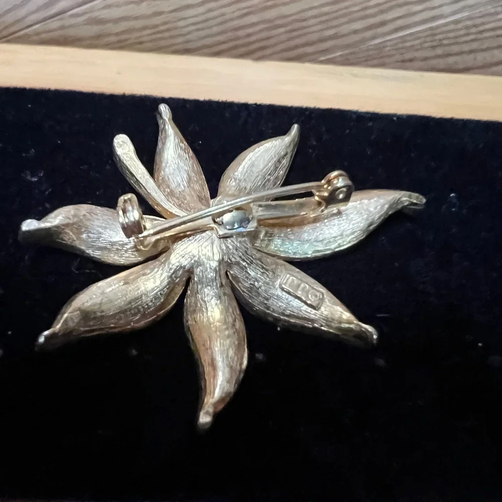 Vintage‎ JJ White Enamel Flower Brooch Gold Tone Textured Leaf Lily Pin